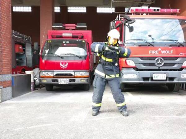 台湾の消防士 19キロの装備まとって 恋ダンス 育休前の記念に 17年1月6日 エキサイトニュース