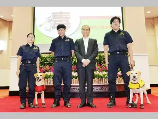 麻薬探知犬、お手柄で表彰  記念ベストをもらって「うれしいワン」／台湾