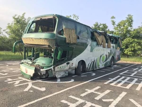 高速バスがガードレール衝突  6人死亡、11人けが／台湾・高雄