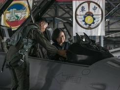 蔡英文総統、空軍を視察  中国軍機への迅速な対応たたえる／台湾