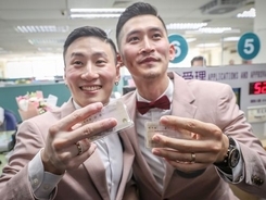 同性婚特別法施行  同性カップル、笑顔で婚姻届提出／台湾