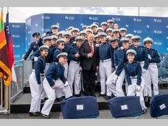 トランプ氏の前で中華民国国旗はためく  米空軍士官学校卒業式