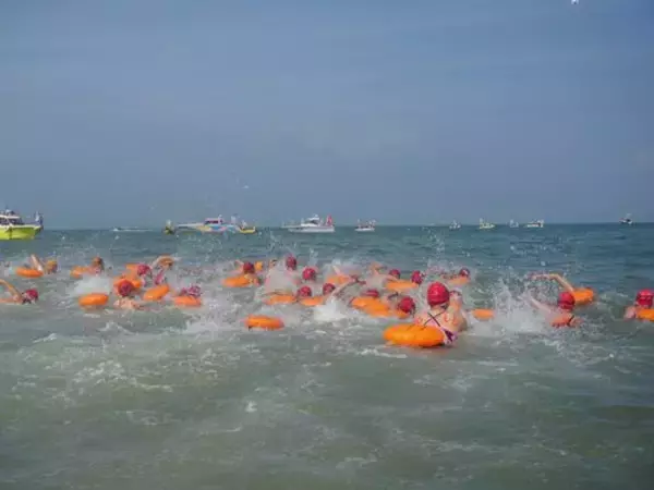 離島の金門で遠泳大会  174人が中国アモイ目指す／台湾
