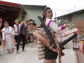 先住民タロコ族の結婚式「十数年ぶり」  新郎が新婦背負う儀式も／台湾