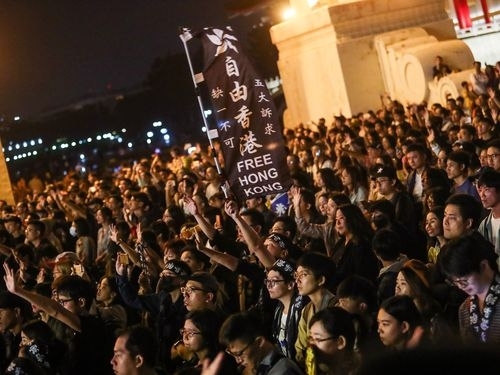 「香港に栄光あれ」台湾語で2万人が大合唱