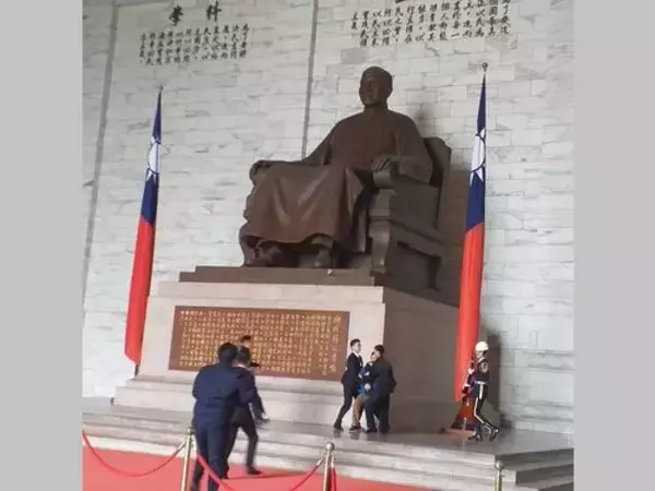 中正紀念堂の蒋介石像に朱墨液  独立派団体の幹部を送検／台湾
