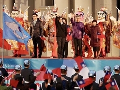 総統府前で元旦の国旗掲揚  選挙10日前、緊張感漂う／台湾