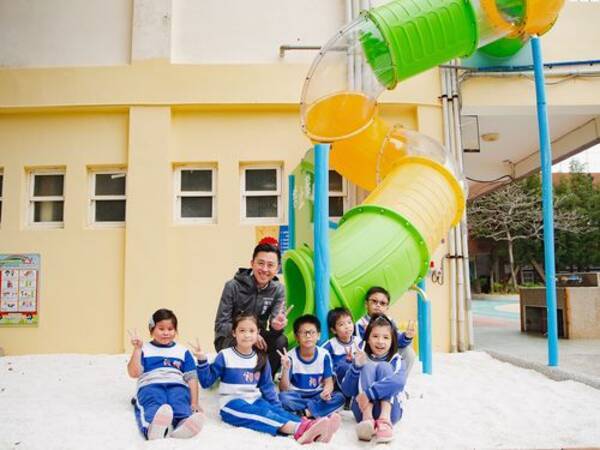 2階から滑り台に児童笑顔 新竹市 小学校の遊び場改善進める 台湾 年3月8日 エキサイトニュース