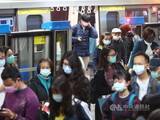 「公共交通機関でのマスク着用義務化  台北MRTで違反者に罰則初適用／台湾」の画像1