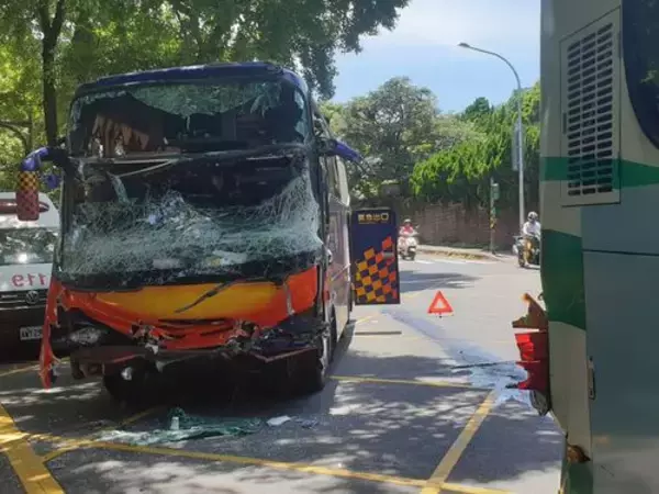 台北の景勝地で大型バス同士が追突 24人重軽傷／台湾
