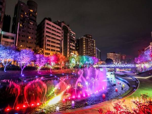 台中 柳川で水と光のショー 水面をカラフルに彩る 台湾 年12月10日 エキサイトニュース