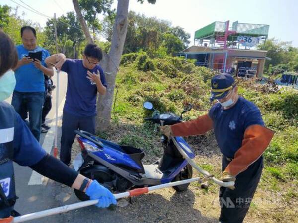 バイクにはねられた巨大ヘビ 驚いて雲隠れ 座席下で捕獲 台湾 2021年2月24日 エキサイトニュース
