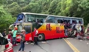 台湾・宜蘭で観光バスが擁壁に衝突  5人死亡  15人重軽傷
