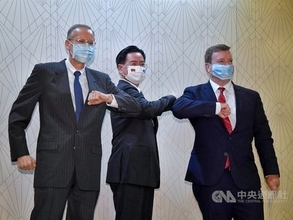 訪台中の米大使、台湾とパラオは「真の友人」  トラベルバブル始動を祝福