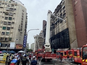 高雄の雑居ビルで火災  15人心肺停止1人死亡52人けが／台湾