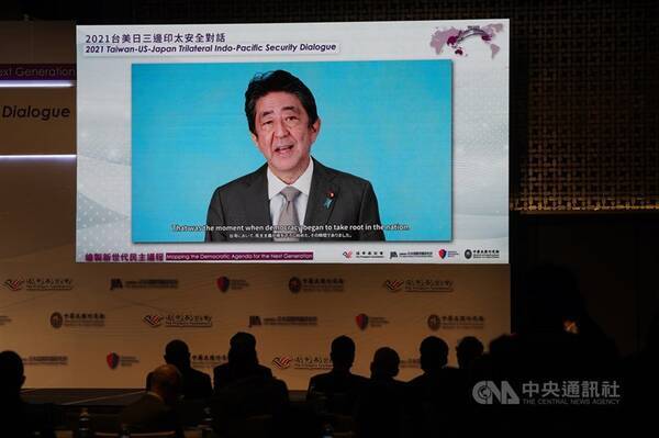 安倍元首相  民主主義けん引する「リーダー」、台湾に期待 国際フォーラム