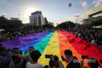 台日同性カップル、婚姻届の受理を求めて提訴／台湾