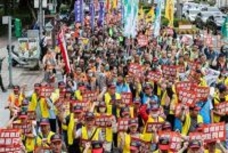 労働者の賃上げや定年後の保障拡充など訴え 台北でメーデーのデモ行進／台湾