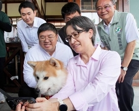 阿里山鉄道の「犬駅長」ポチ、蕭副総統と対面　2歳の秋田犬／台湾