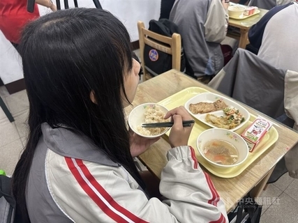 給食交流 台湾の中学校と群馬の小学校