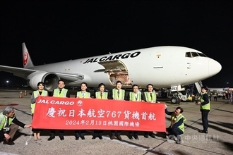 日本航空、13年ぶりの貨物専用機が台湾に到着 台日間の空輸市場成長見込み再開