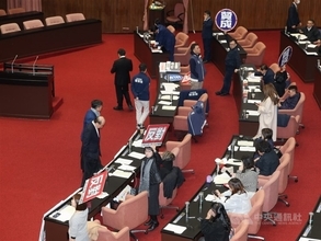 野党、与党が提出の中国軍事演習非難の決議案を否決／台湾