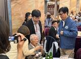 「90代の日本人男性、疎開先の台湾・高雄の学校を再訪　市長との面会に目を赤くする」の画像1