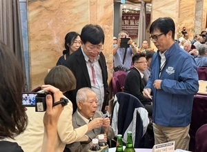 90代の日本人男性、疎開先の台湾・高雄の学校を再訪　市長との面会に目を赤くする