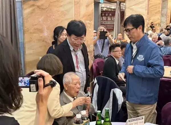 90代の日本人男性、疎開先の台湾・高雄の学校を再訪　市長との面会に目を赤くする