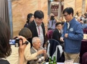 90代の日本人男性、疎開先の台湾・高雄の学校を再訪　市長との面会に目を赤くする