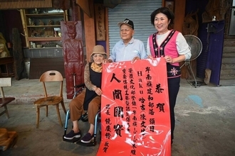 台湾先住民族の木工芸職人、人間国宝に　饒台東県長が祝意
