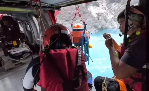 日本が提供の水位観測ブイ、花蓮のせき止め湖に投下　防災に寄与／台湾