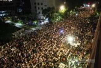 国会改革法案巡り混乱の立法院  周辺道路に大勢の抗議者集まる／台湾