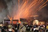 「「ロケット花火祭り」火の粉無数に　熱狂から一夜、残骸など22.5トン回収／台湾」の画像1