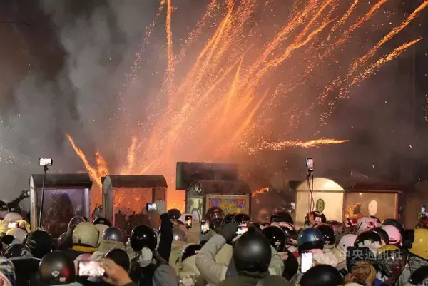 「ロケット花火祭り」火の粉無数に　熱狂から一夜、残骸など22.5トン回収／台湾