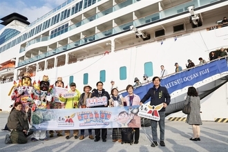 クルーズ船「三井オーシャンフジ」台南に初寄港　黄市長が出迎え／台湾