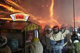 「台湾の奇祭「ロケット花火祭り」　大勢の観光客がスリル味わう」の画像1