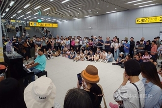 台湾鉄道台南駅が「音楽ホール」に　公共ピアノ目当てに多くの人