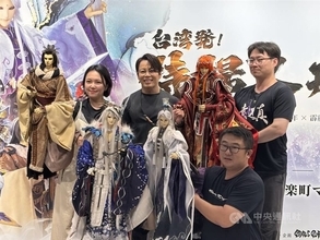 台日合作のテレビ人形劇　10周年記念し東京で展覧会　西川貴教さん、魅力アピール