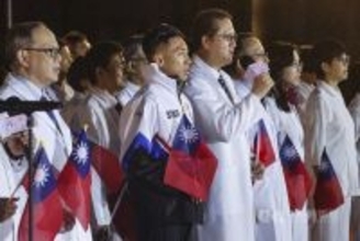 元日の国旗掲揚式　花蓮出身の歌手、洪水災害で活躍のボランティアに感謝／台湾