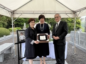 李登輝元総統の次女・李安妮氏が安倍元首相の墓参り「父に代わって会いに」／台湾