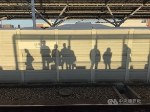 乗客が列車と接触　一部ダイヤに乱れ　台湾高速鉄道台南駅