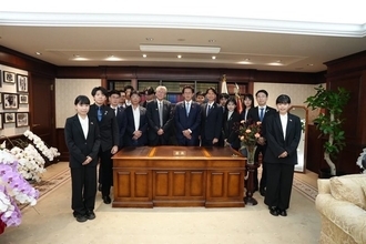 台湾民衆党の黄主席が自民党訪問　総裁室で記念撮影＝古屋選対委員長の招きで