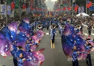 嘉義国際管楽フェス　日本の4団体パレード参加　台湾の祭りばやしも加わりにぎやかに