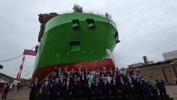 洋上風力建設 台湾が自主建造の大型クレーン船進水式 22年4月4日 エキサイトニュース