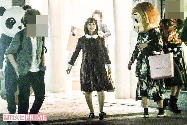 橋本環奈 警視庁いきもの係 打ち上げで着ぐるみスタッフに囲まれる 17年9月15日 エキサイトニュース