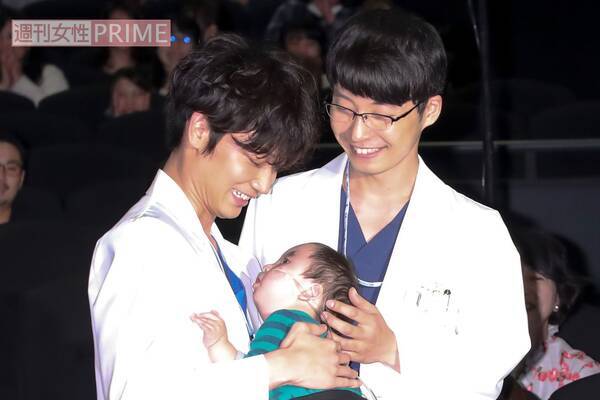 綾野剛 星野源の笑顔に癒やされる コウノドリ 舞台あいさつレポ 17年10月日 エキサイトニュース