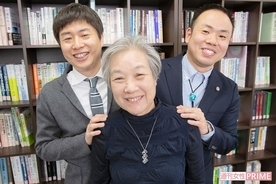 クワバタオバラ 小原正子 夫と息子のキス公開でドン引きの声 そういうのは家庭内だけでやって 親子で食べ物を口移し 19年6月6日 エキサイトニュース