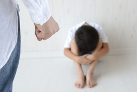 ワンオペ育児や生活苦が“子ども虐待”を助長、悲劇を生まないための対策は？