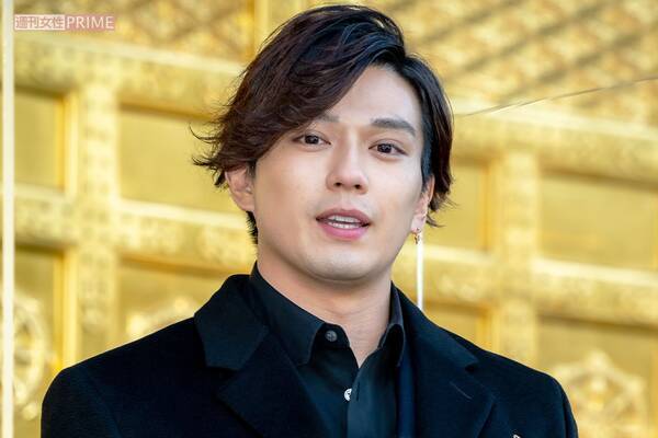 新田真剣佑 7歳年上恋人と銀座デート後にコロナ判明で気になる 鼻出しマスク 21年5月21日 エキサイトニュース